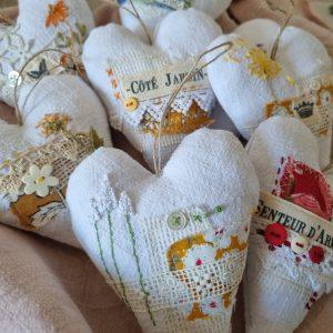 Coeur déco brodé fleurs & rubans