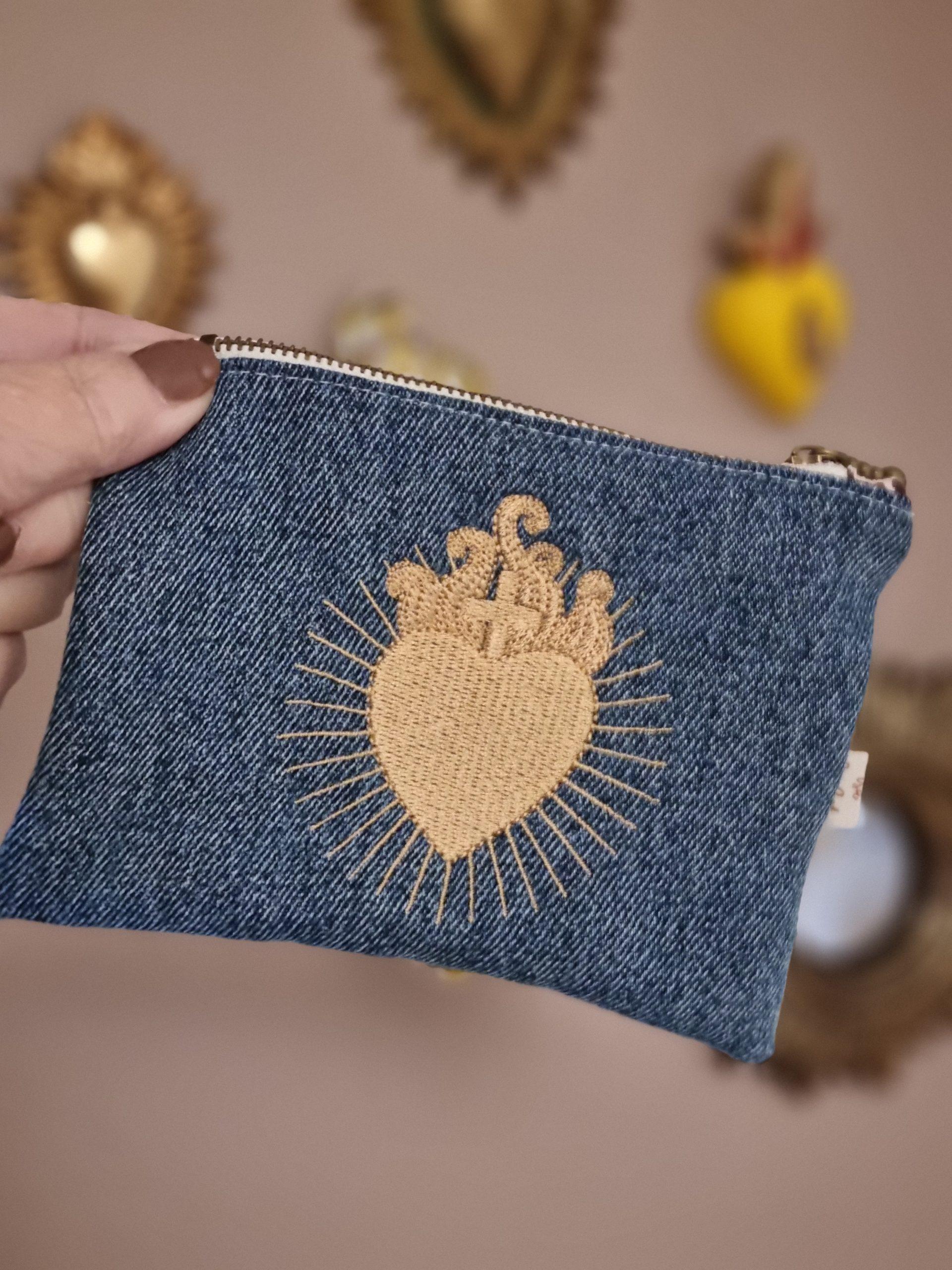 Trousse en jean brodée Exvoto